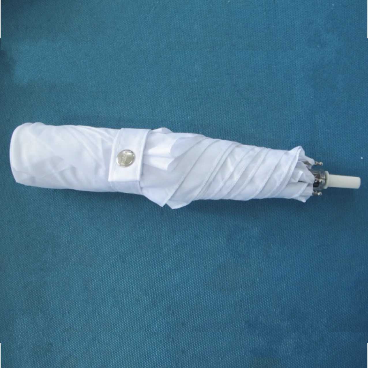  Fold the umbrella